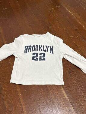 White 'Brooklyn 22' Long-Sleeve Cropped Shirt